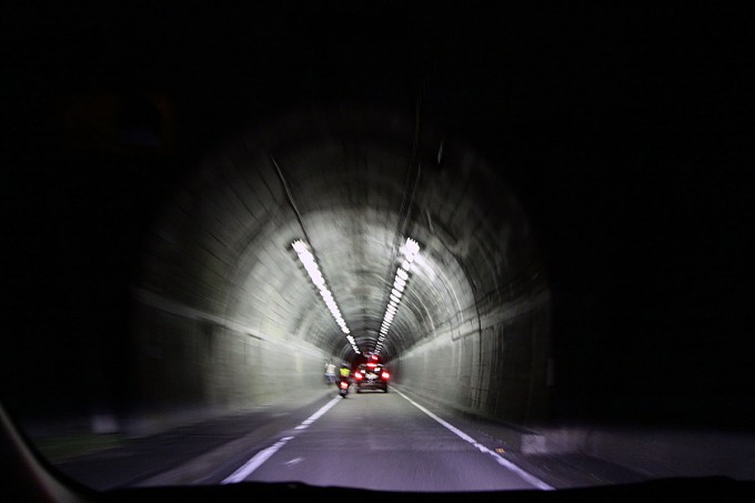 小坪トンネルは上に火葬場があり霊園に囲まれた心霊スポット 怯える記者の体験リポート 自動車情報 ニュース Web Cartop