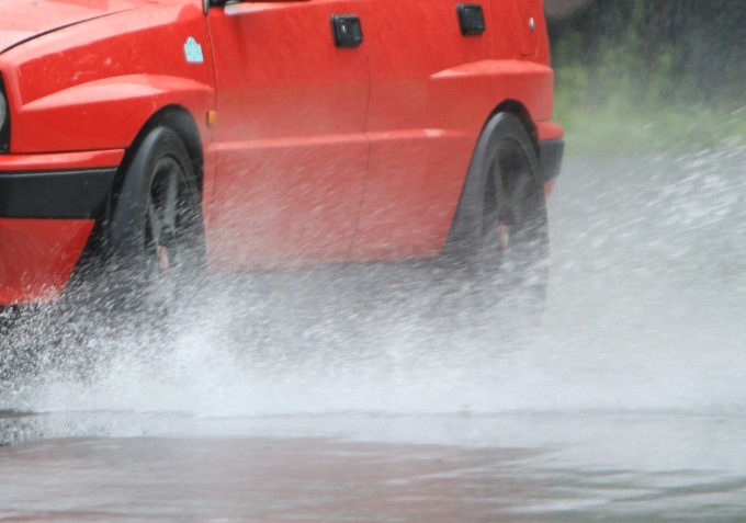 大雨対策 ハイドロプレーニング現象を知って雨の日も安心 自動車情報 ニュース Web Cartop
