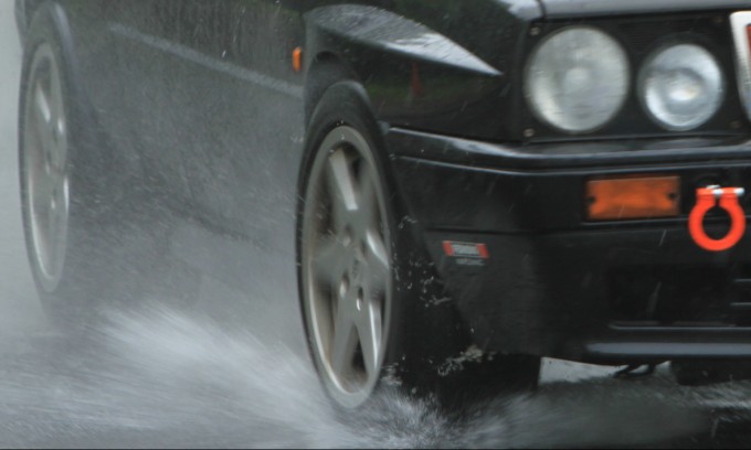 大雨対策 ハイドロプレーニング現象を知って雨の日も安心 自動車情報 ニュース Web Cartop