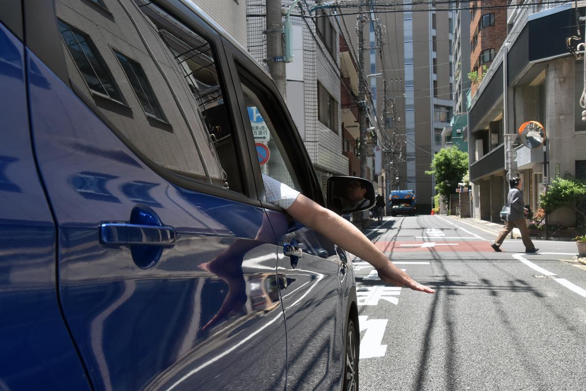 ベテランドライバーでも覚えていない いざという時に使える正しい 手信号 とは 自動車情報 ニュース Web Cartop 2ページ目