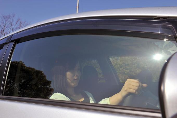 ガラス自体のuvカット機能は経年劣化する 夏を快適にするクルマのウインドウフィルムの貼り方選び方 自動車情報 ニュース Web Cartop 2ページ目