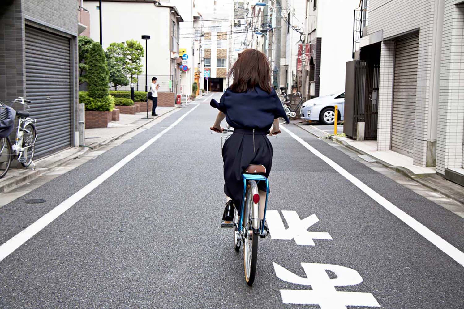 道路の中央を走る自転車 〜 画像2