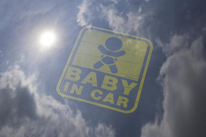 画像ギャラリー 世知辛い世の中ゆえのアイテムか 法定速度で走っています や Baby In Car などクルマのステッカー６つの意味と効果 画像1 自動車情報 ニュース Web Cartop