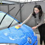 【画像】洗車に革命！　クルマを拭き上げるだけで撥水コートが可能な「拭くだけレインドロップ」の効果と手軽さが衝撃だった 〜 画像1