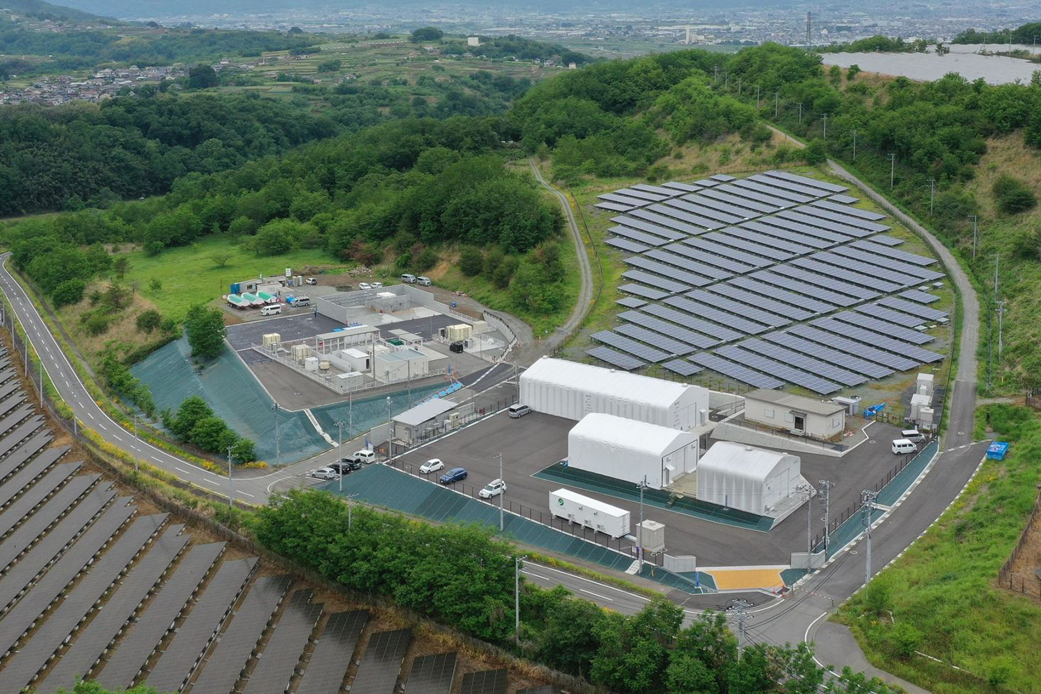 水素エンジンカローラに太陽光由来水素を提供する米倉山電力貯蔵技術研究サイト