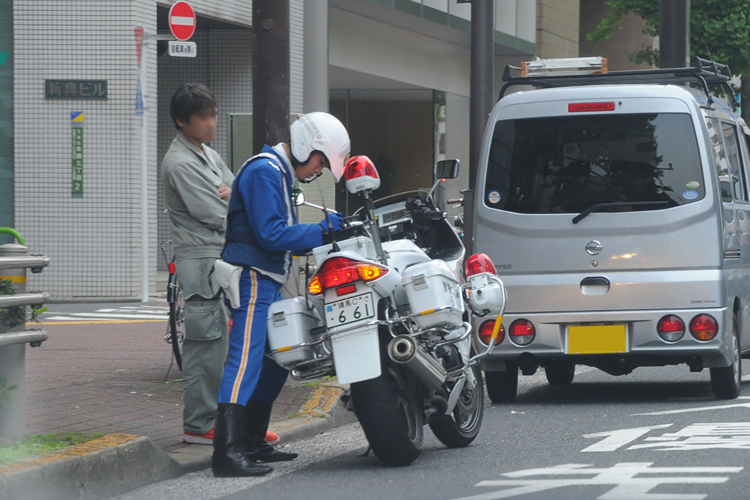 白バイによる交通違反の取り締まり 〜 画像3