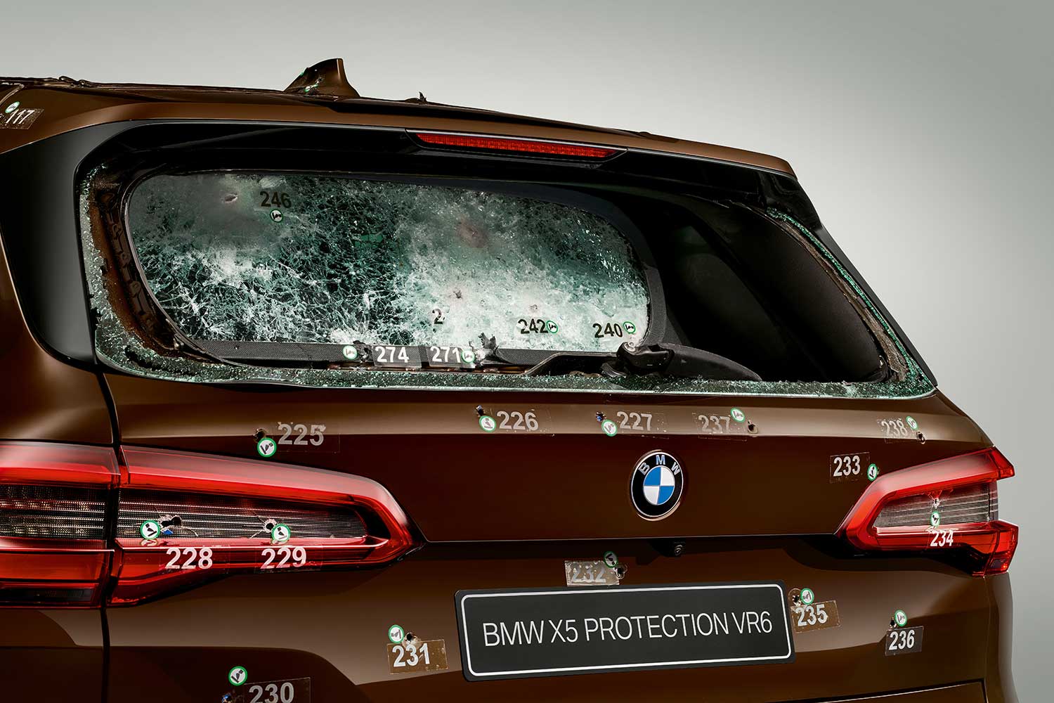 BMWの装甲車に実際の銃弾を打ち込んだ写真