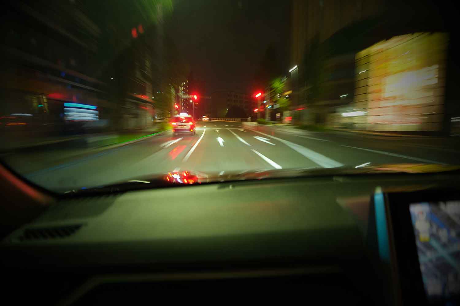 夜間にドライブしているイメージ写真 〜 画像4