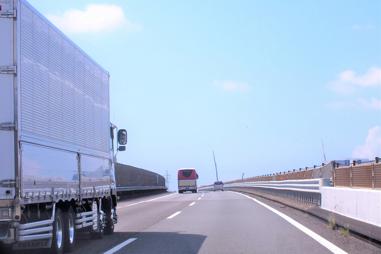 トラックの高速道路制限速度の引き上げが検討されている