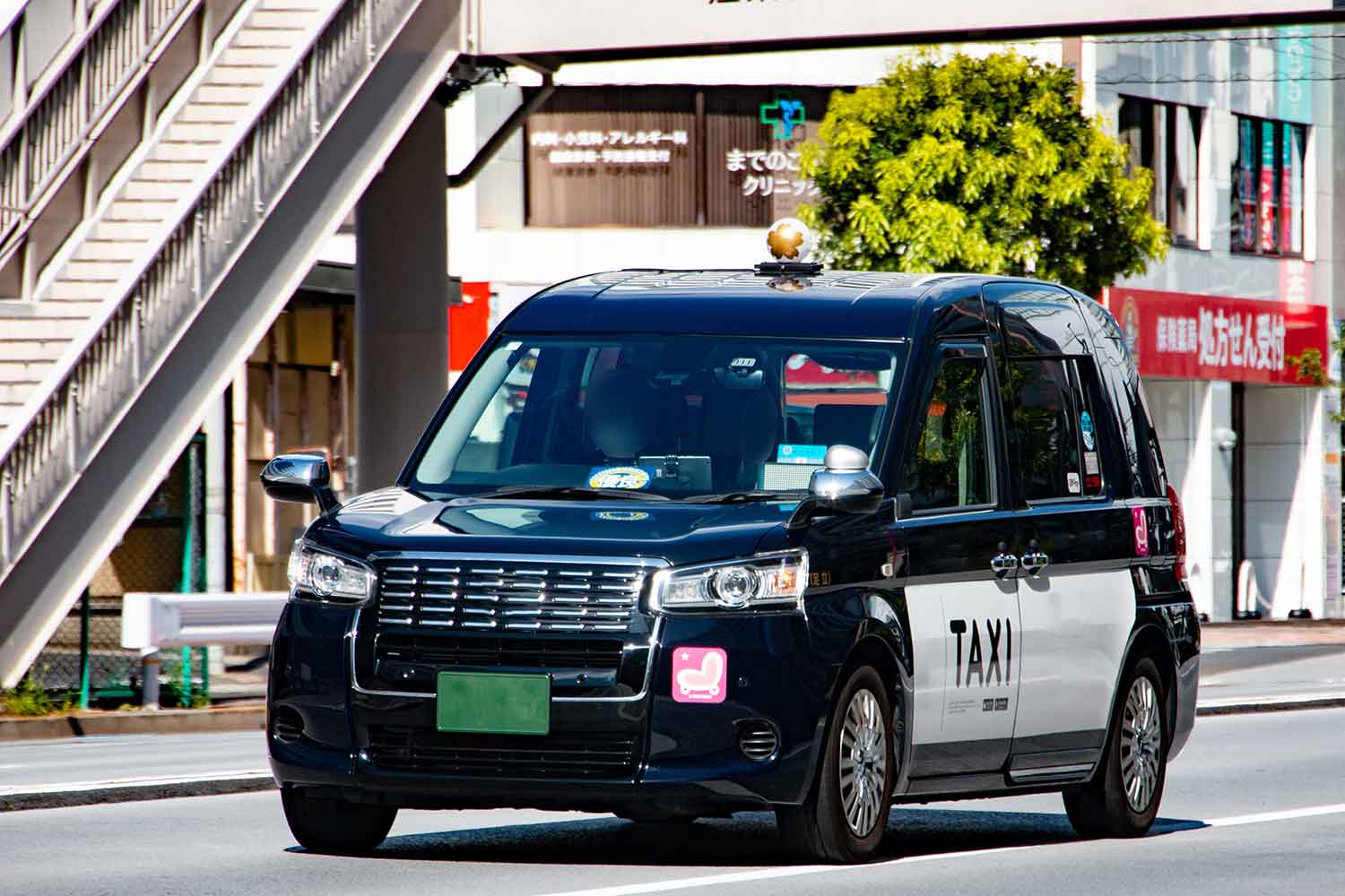 都内を走行するトヨタJPNタクシーのイメージ写真 〜 画像5
