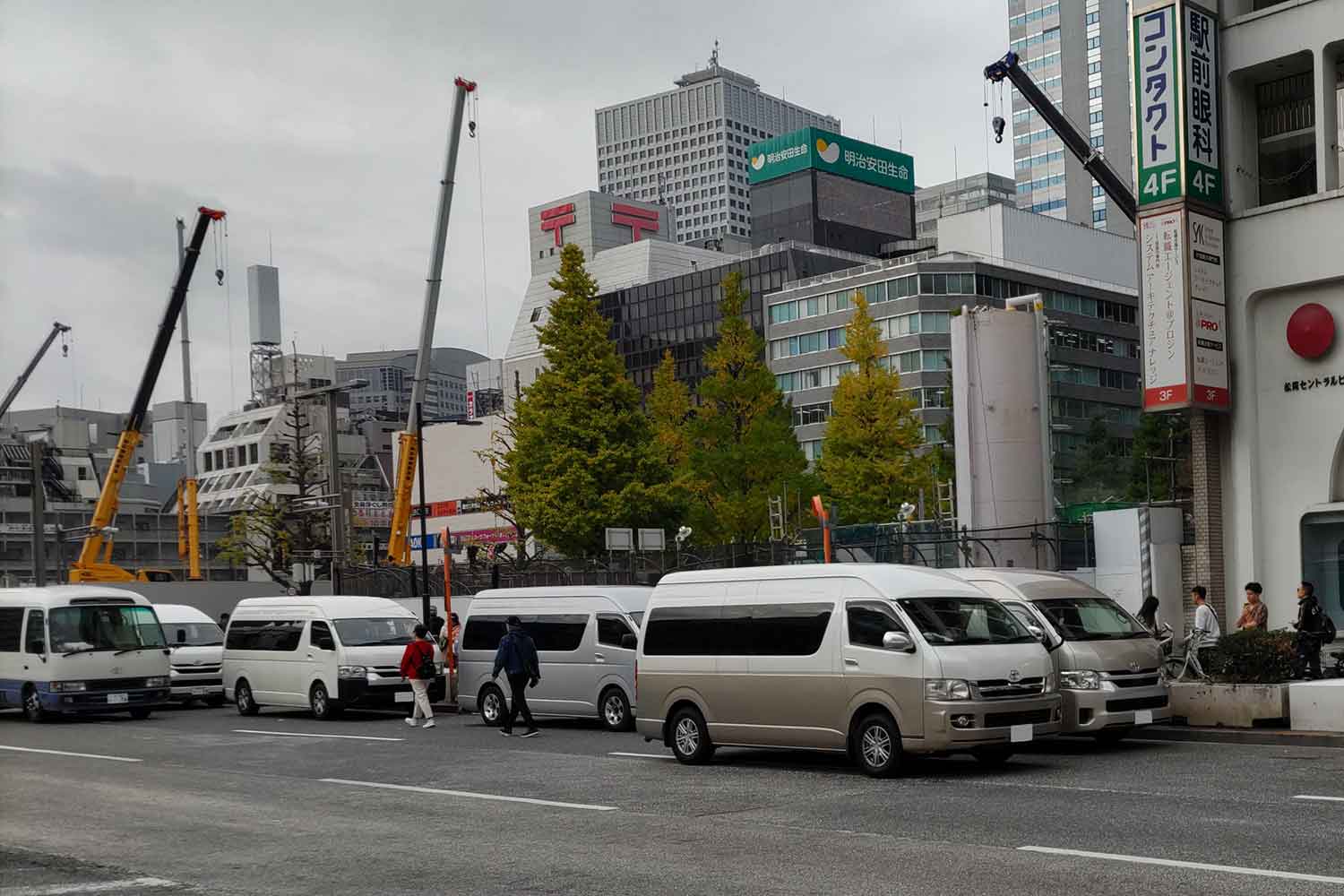 筆者が新宿駅西口ロータリーで見かけた複数台のトヨタ・ハイエース・コミューター 〜 画像1