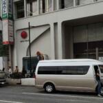 【画像】「闇ライドシェアアプリ」まである始末！　東京都心の駅前で堂々と客を乗せるインバウンド向けの違法白バス 〜 画像4
