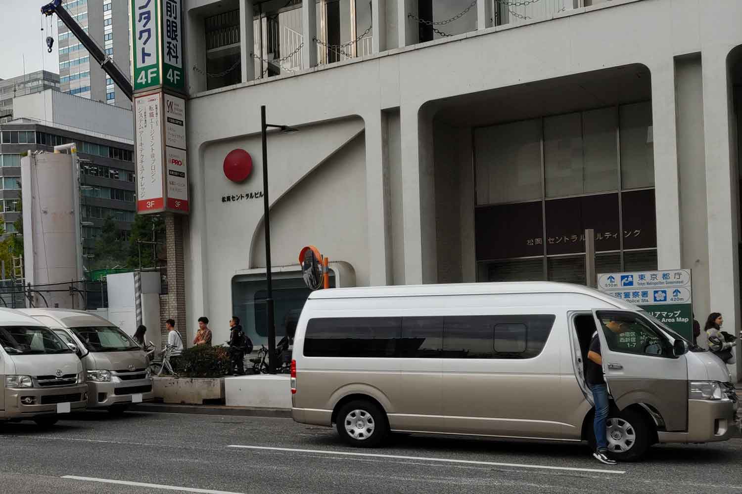 新宿駅西口の「白バス行為」の当該車両 〜 画像4