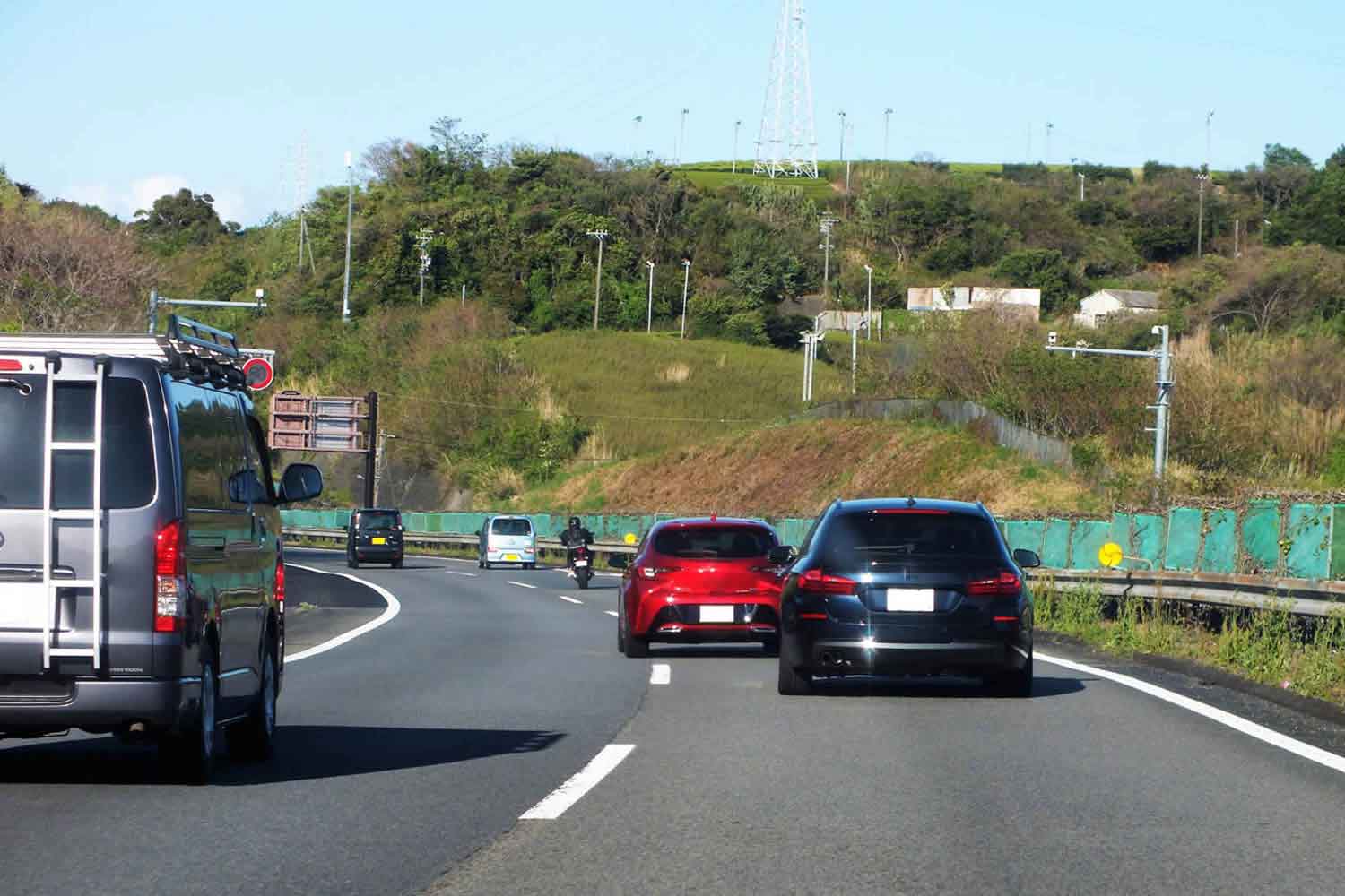 高速道路の追い越し車線を走るのには守るべきルールがある