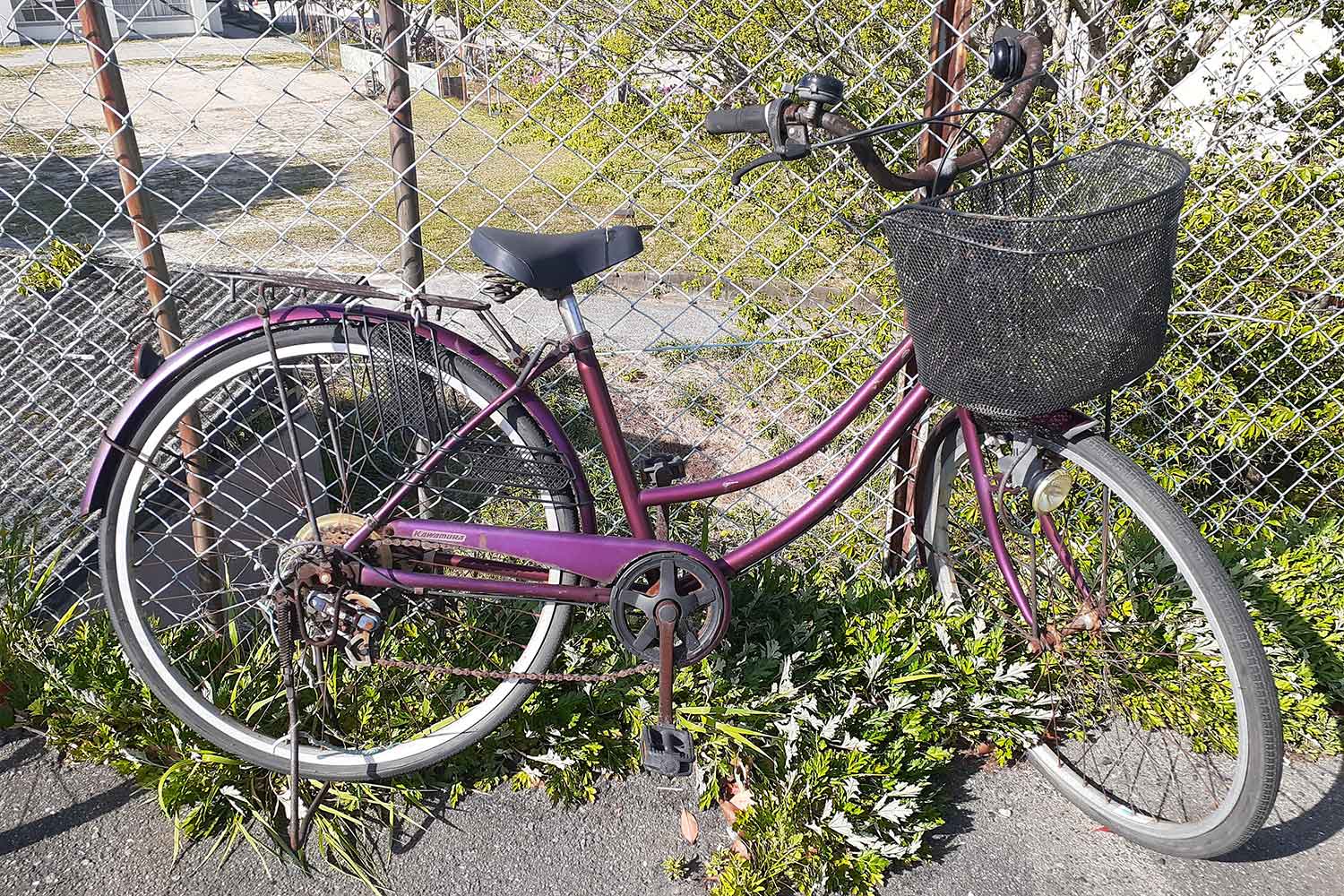 フェンス沿いに放置された自転車