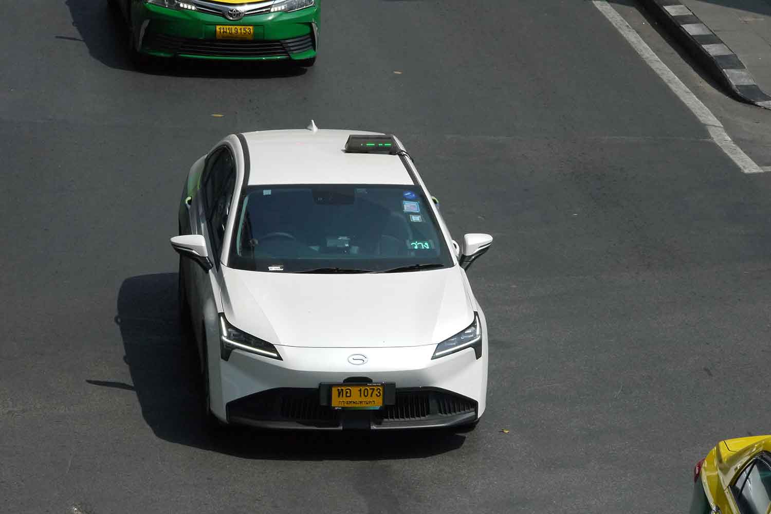 バンコク市内を走るAION ESのタクシー