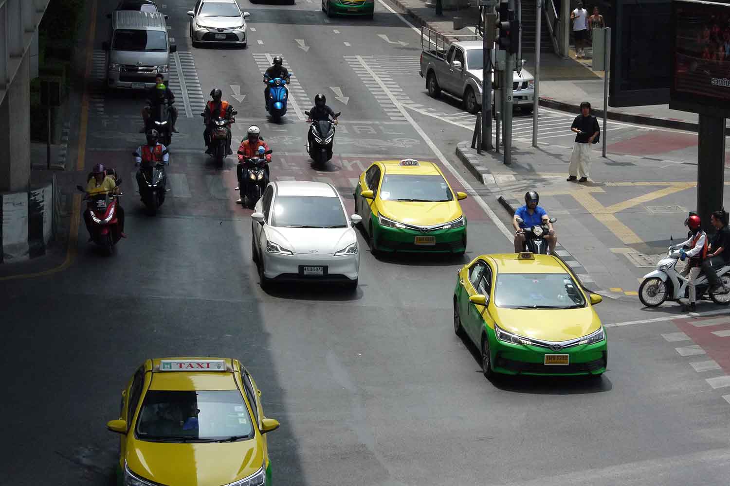 バンコク市内を走るトヨタ・カローラアルティスのタクシー