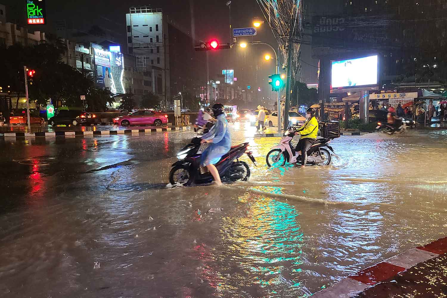 道路が冠水したバンコク市内