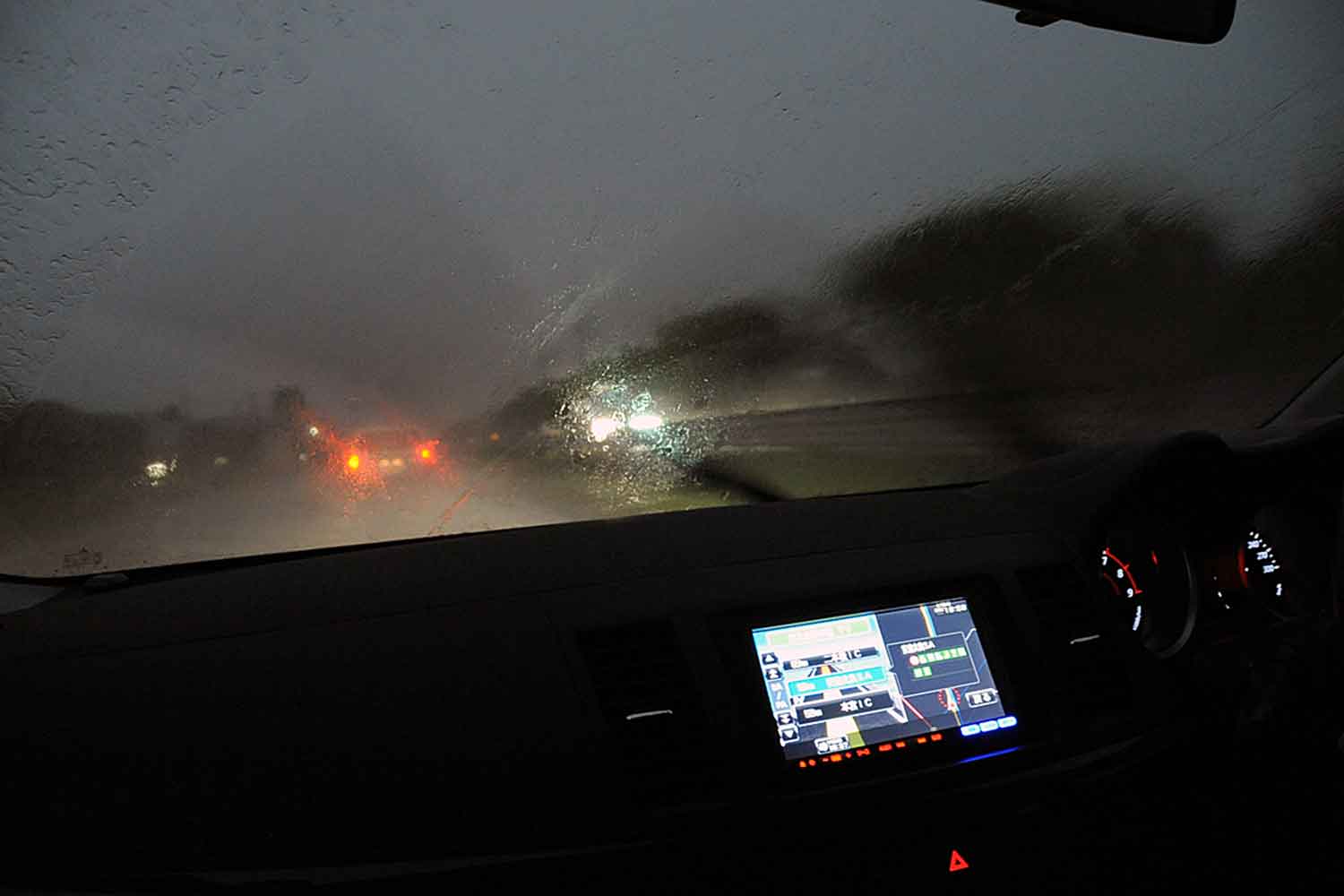 ゲリラ豪雨で前方視界が良くない状況
