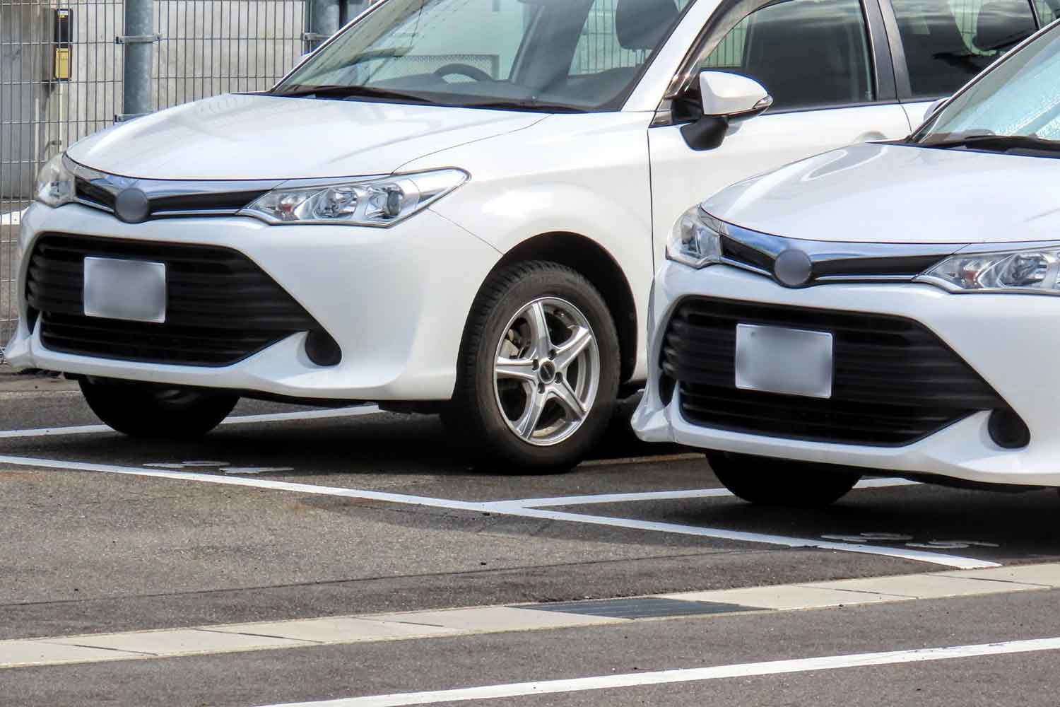駐車場に停車している複数台のトヨタ・カローラフィールダー