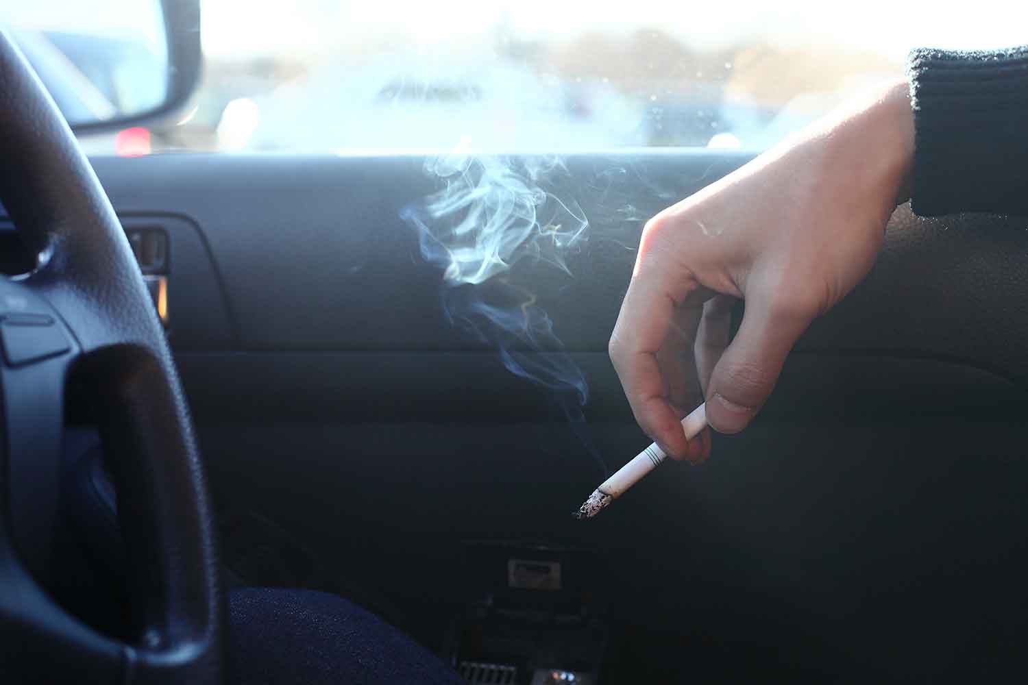 車内で喫煙しているイメージ 〜 画像6