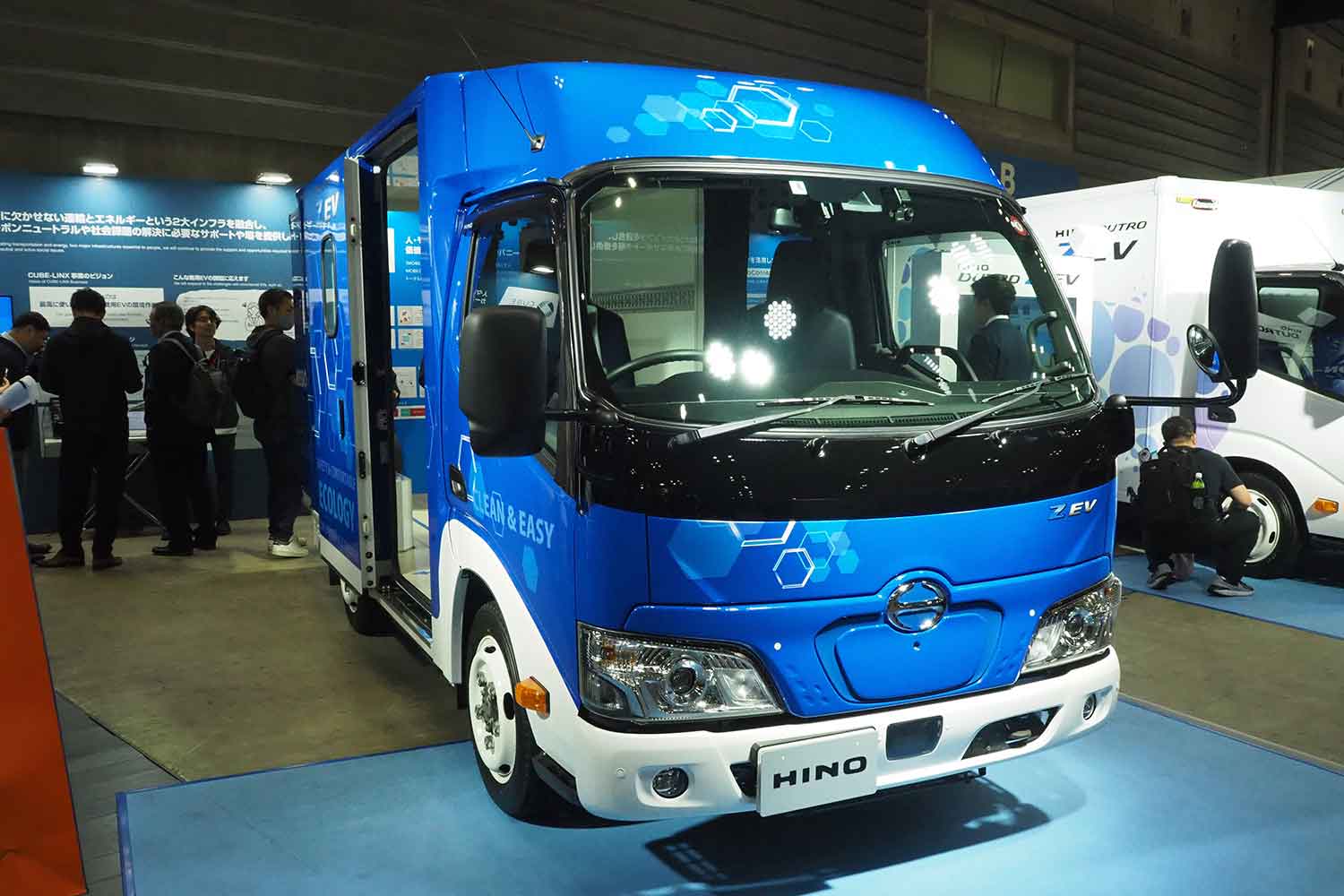 ジャパン・トラックショー2024で展示されていた日野デュトロZEV