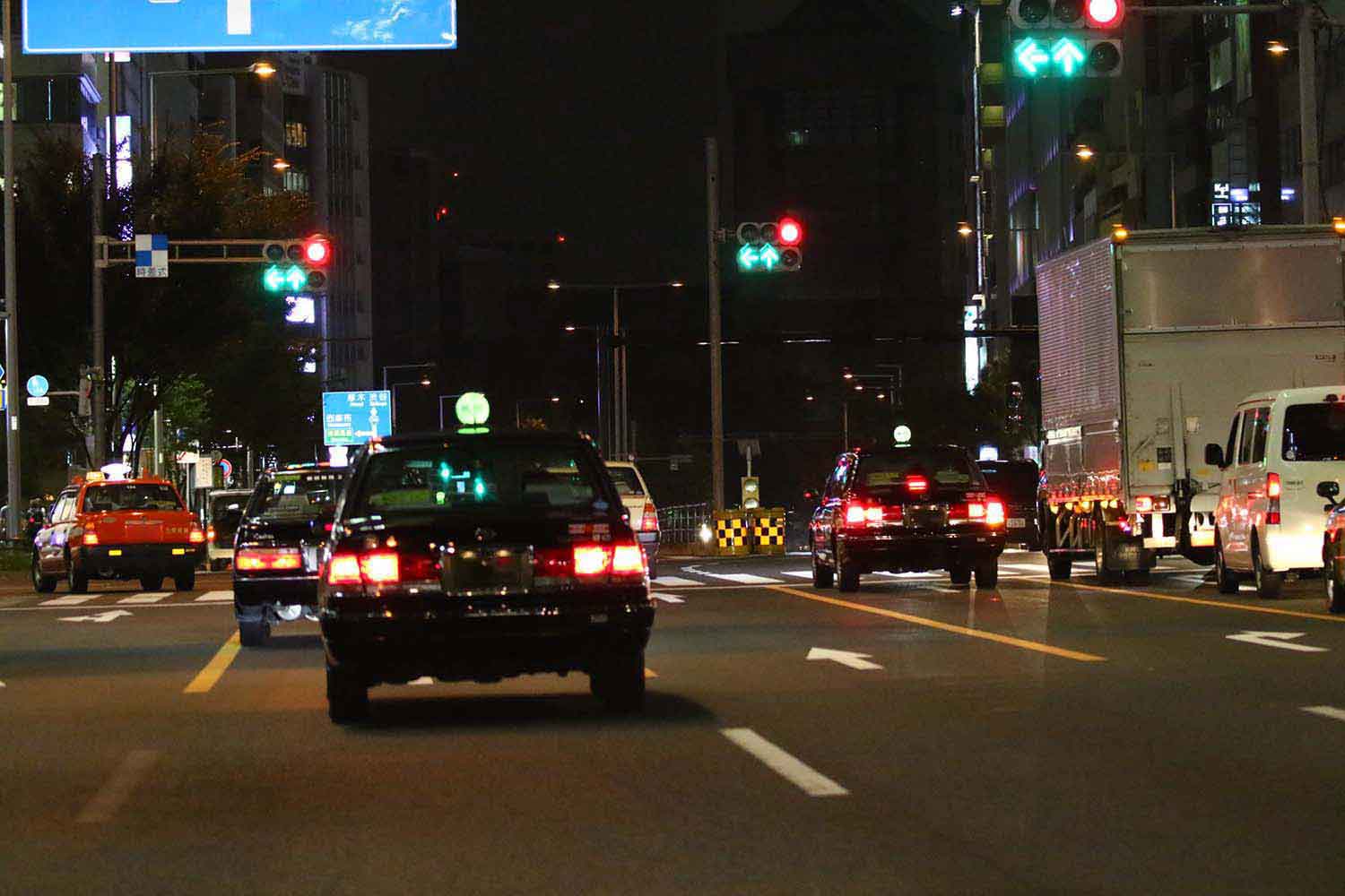 夜間に走行している複数台のタクシー 〜 画像7