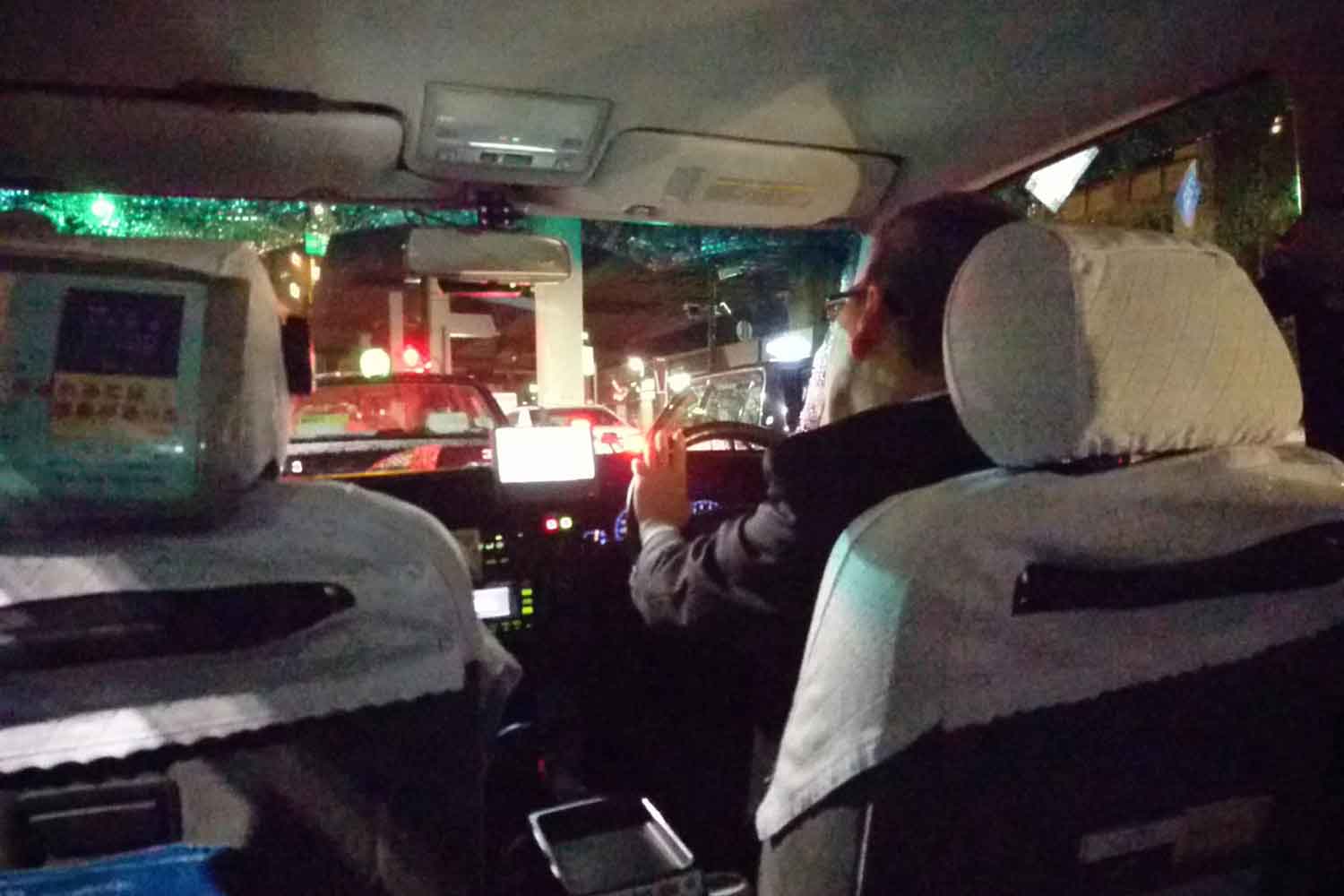 夜間に走行しているタクシーの車内 〜 画像8