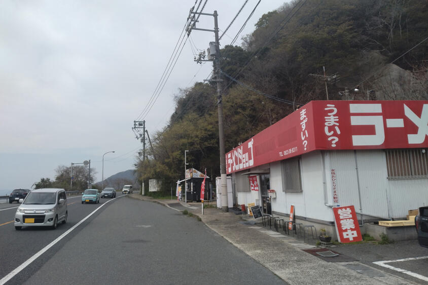 「うまいまずいのラーメンショップ」って店名からしてぶっとんでる！　わざわざ遠方からも「トラックドライバー」が訪れる行列ラーメン店の秘密