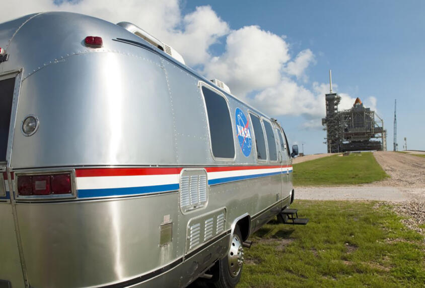 銀ぴかボディのレトロフューチャー感がたまらん！　NASAが宇宙飛行士送迎専用車として使った「アストロバン」の中身が驚くほど「これでいいの？」だった