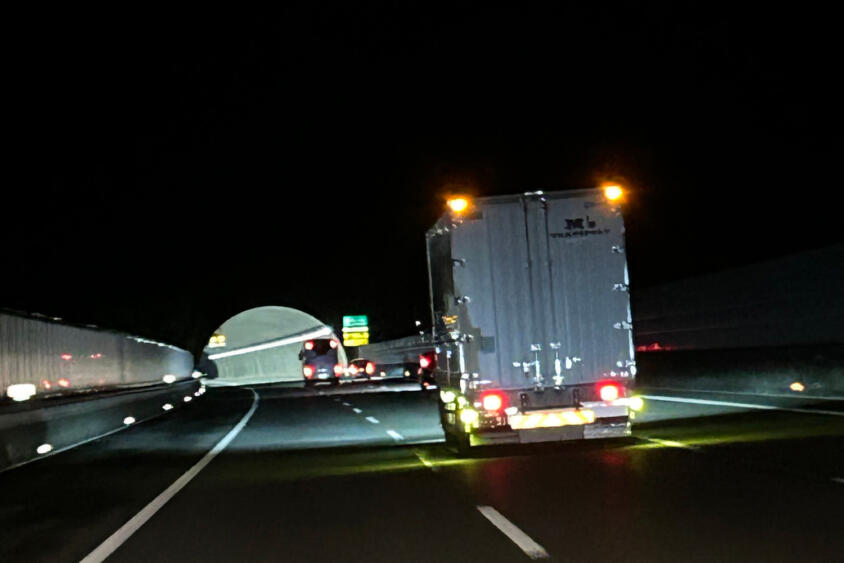 ï¼“è»Šç·šã®é«˜é€Ÿé“è·¯ã§å¤§åž‹ãƒˆãƒ©ãƒƒã‚¯ãŒï¼“å°ä½µèµ°ï¼ã€€ä¸€ç•ªå³ã®ç¬¬ä¸‰è»Šç·šèµ°è¡Œã¯ãã‚‚ãã‚‚ã€Œé•åã€ã ã‘ã©ã€Œå–ã‚Šç· ã¾ã‚‰ãªã„ã€ã®ãŒç¾çŠ¶ã ã£ãŸ