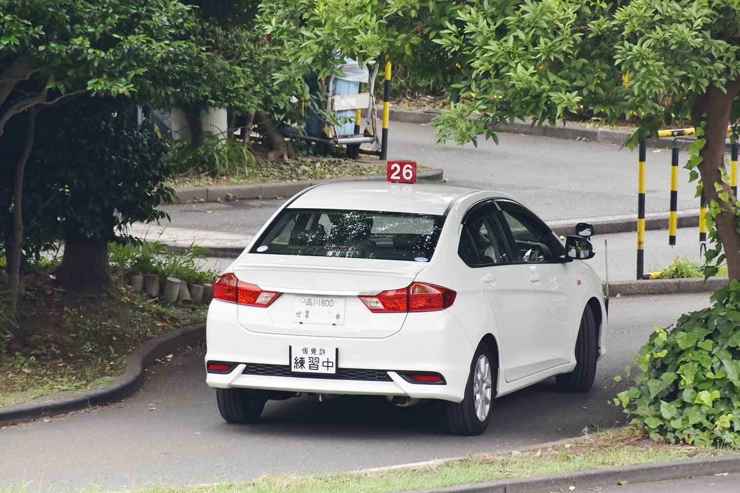 教習所の構内での運転教習の様子