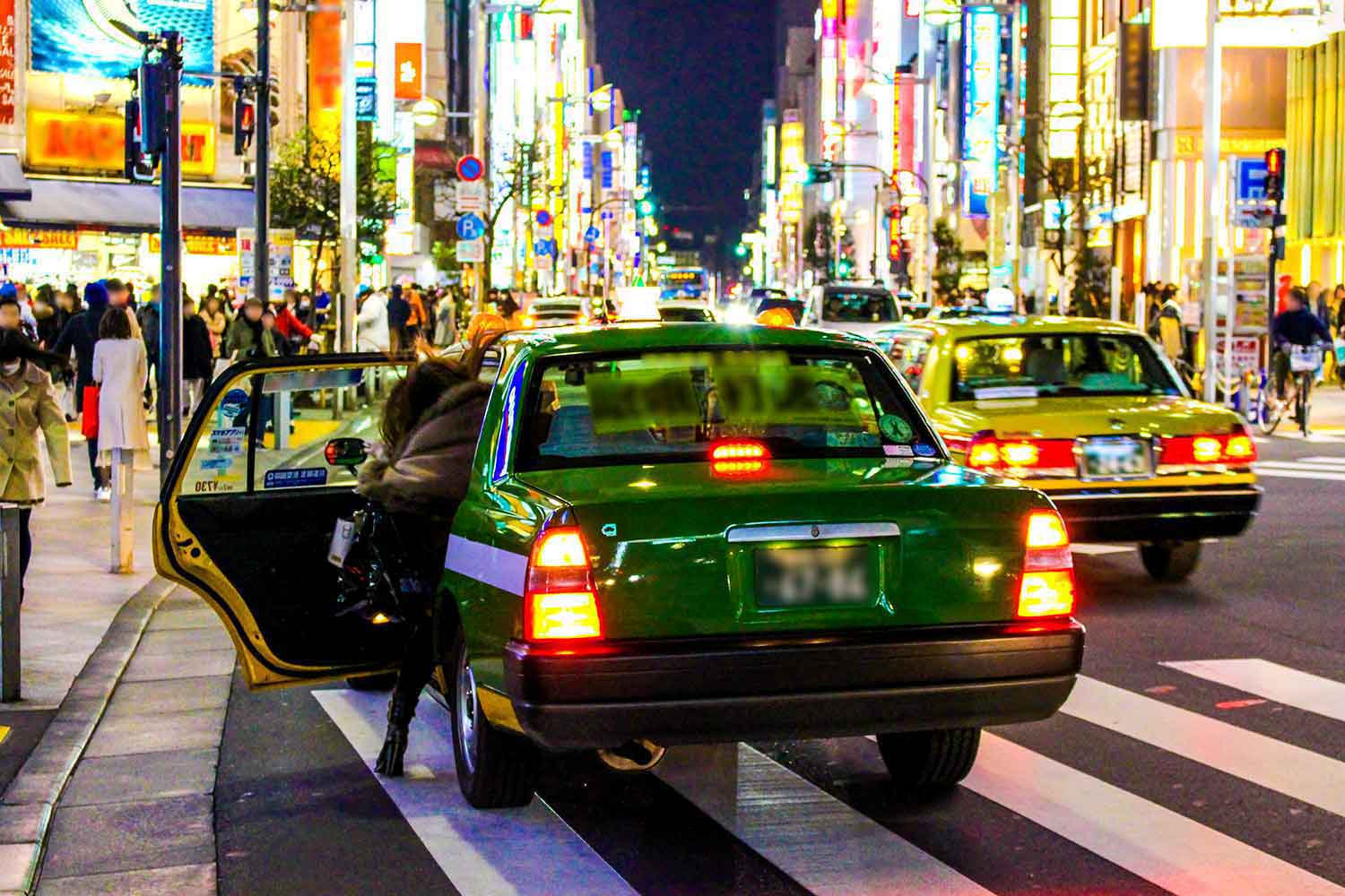 横断歩道でタクシーが乗客を乗せている様子