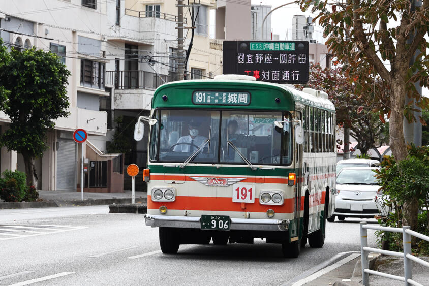 ãƒŸãƒ©ãƒ¼ã‚’ã¶ã¤ã‘ã‚‹ãƒã‚¹ã«é€†èµ°ã™ã‚‹ä¸€èˆ¬è»Šï¼ã€€æ²–ç¸„ãŒå³ã‹ã‚‰å·¦å´é€šè¡Œã¸ã¨å¤‰ã‚ã£ãŸã€Œã‚ã®æ—¥ã€ã‚’çŸ¥ã‚‹ãƒã‚¹é‹è»¢å£«ã‚’ç›´æ’ƒã—ãŸ