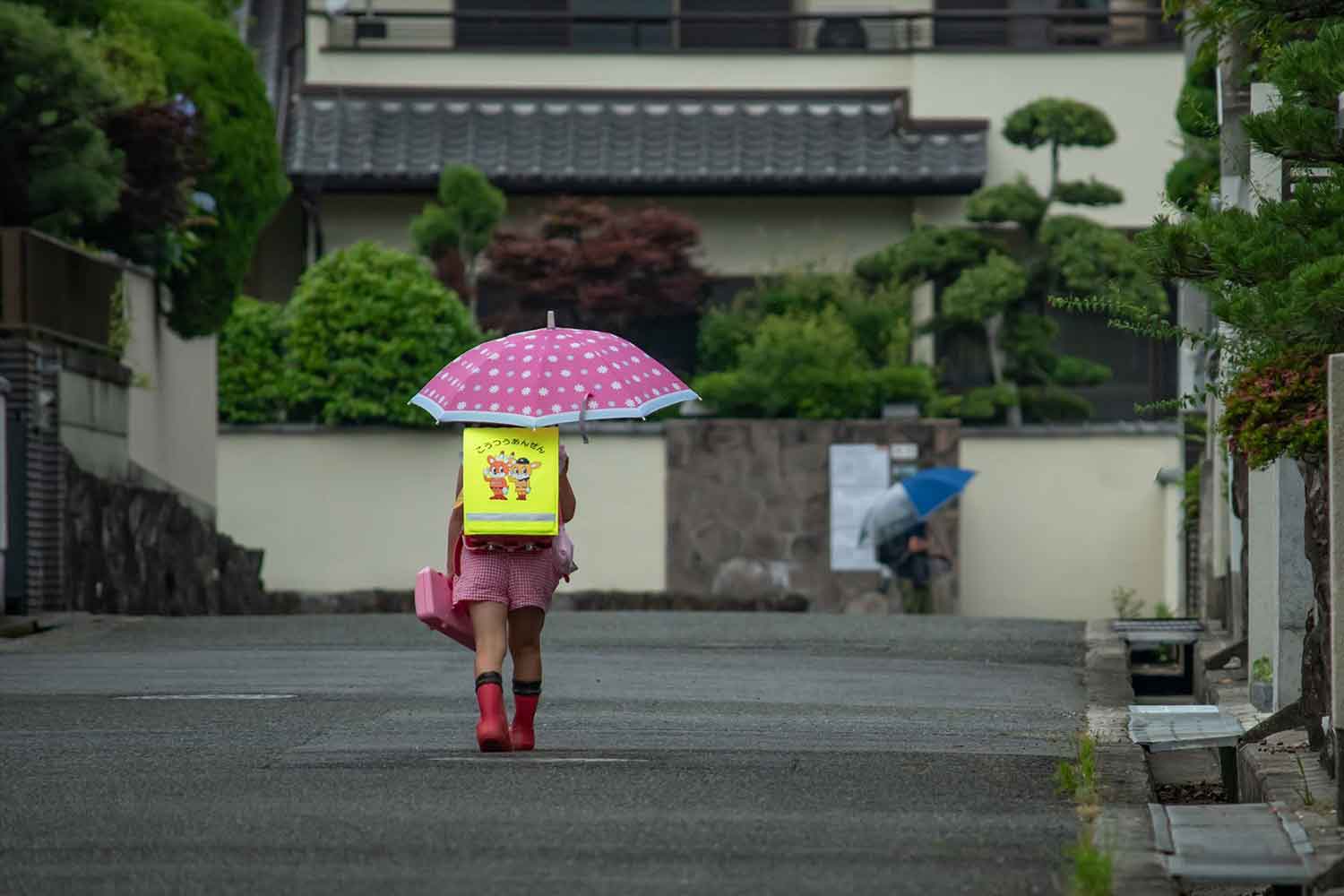 äº¤é€šå®‰å…¨ã®åå°„æã‚’ä»˜ã‘ãŸå°å­¦ç”Ÿã®å¾Œã‚å§¿