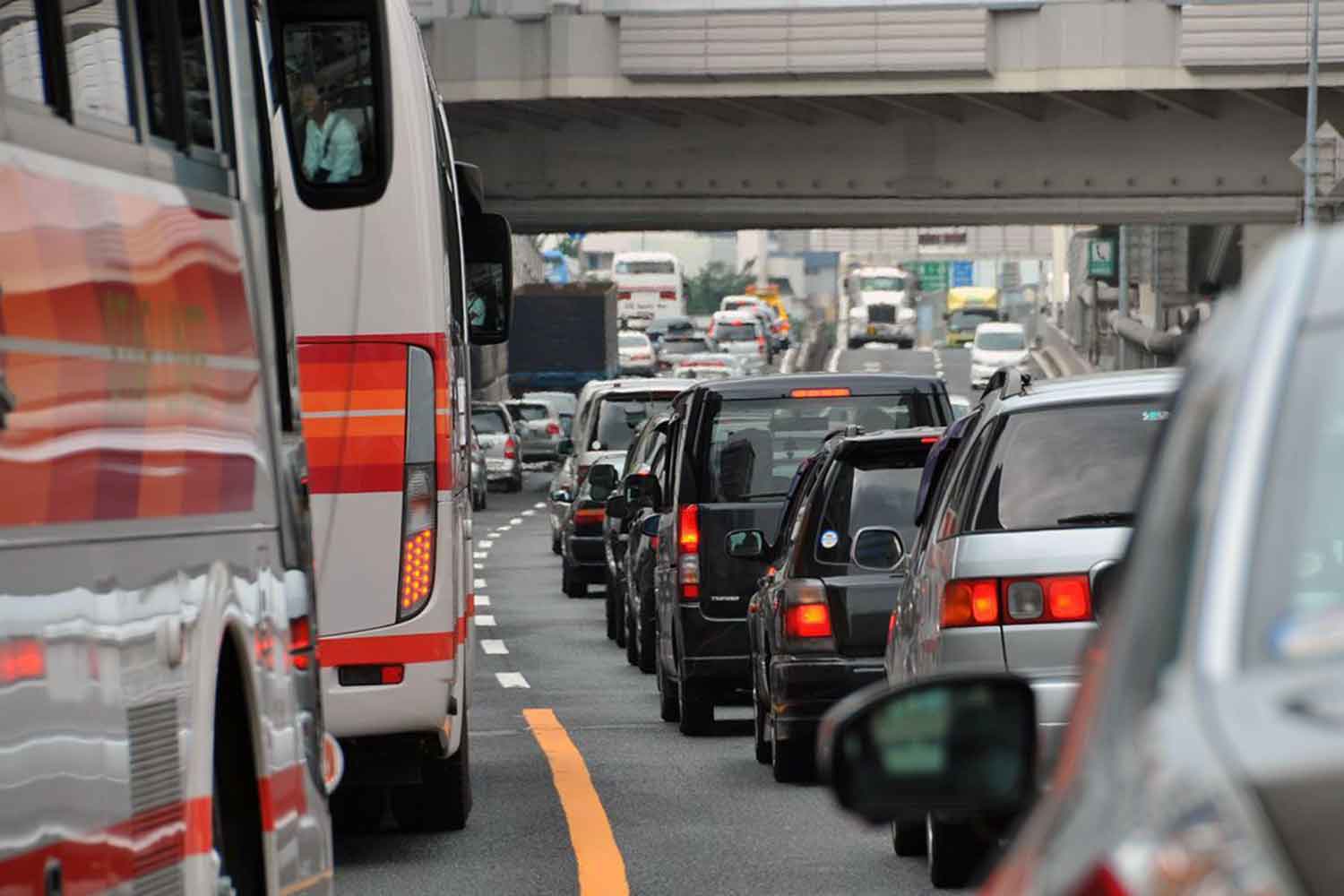 渋滞時にやってはいけない運転行為5つ