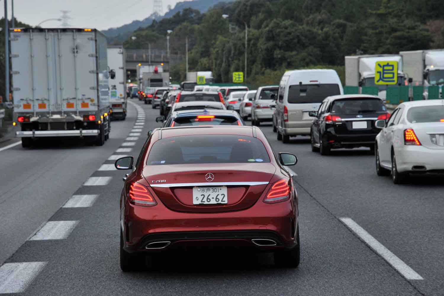 高速道路の渋滞の車列