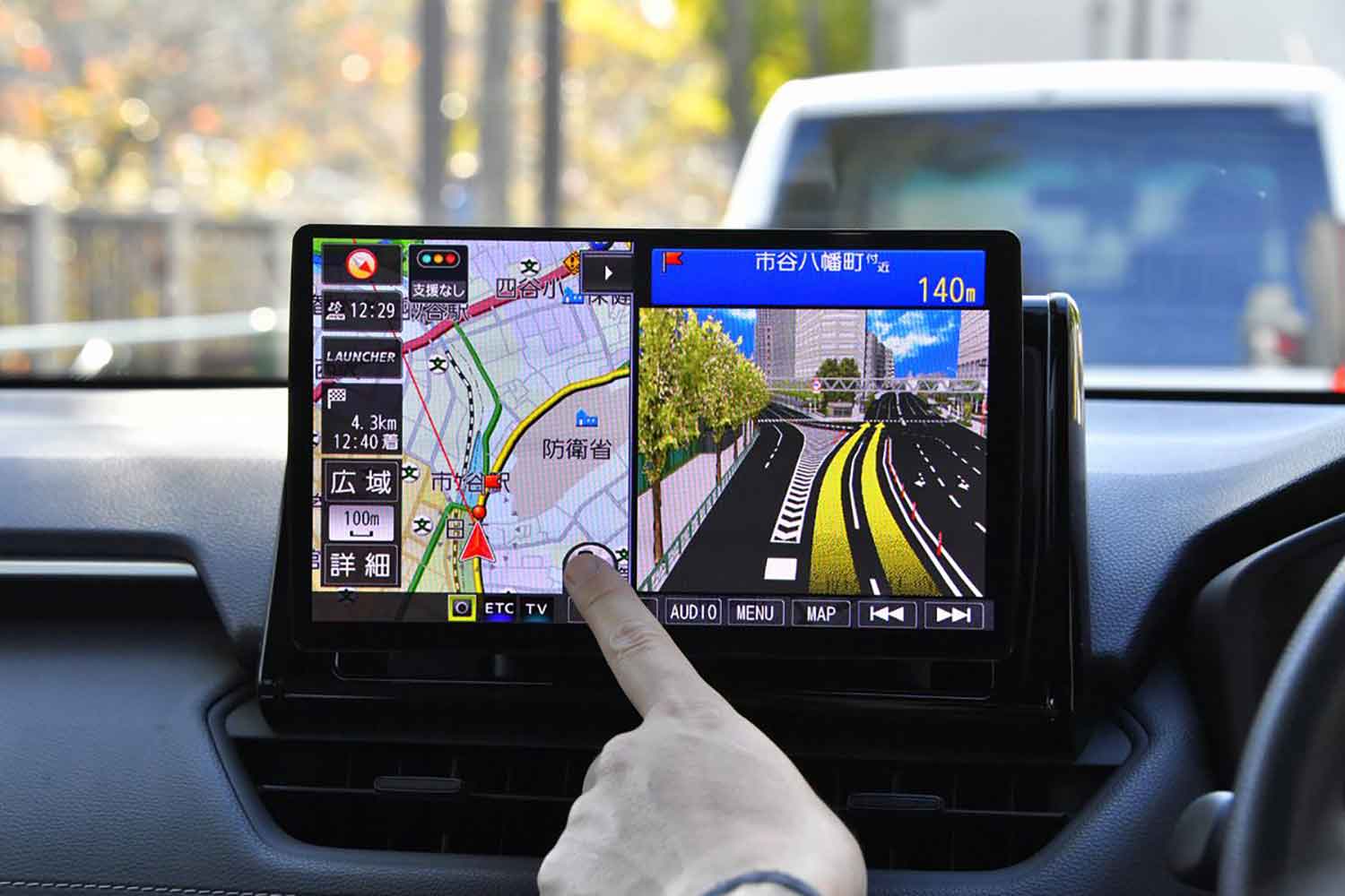 運転中にカーナビを操作している様子