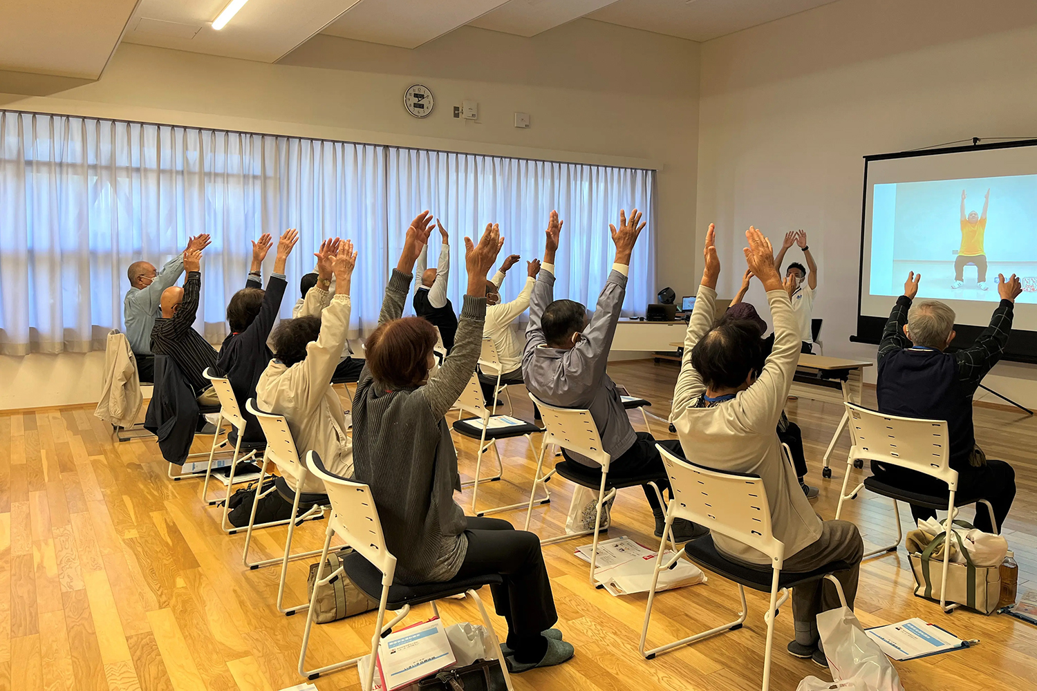 椅子に座ったまま行うストレッチ運動